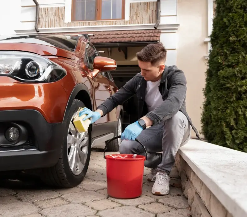 Lavage auto à domicile Saint-Georges-en-Couzan : professionnel intervenant sur un véhicule